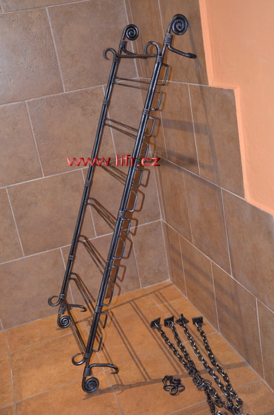 Kovaný držák na skleničky Džbán