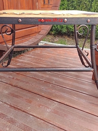 kovaný barový stolek dřevo