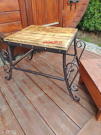 kovaný barový stolek dřevo
